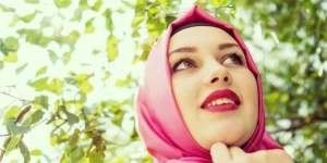 Begini Kiat Tampil Glamor dengan Lipstik Warna Merah