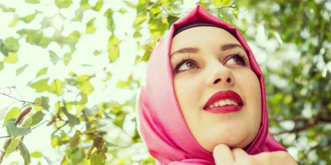 Begini Kiat Tampil Glamor dengan Lipstik Warna Merah