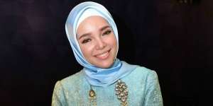 3 Gaya Hijab Cantik Dewi Sandra