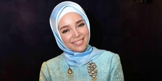 3 Gaya Hijab Cantik Dewi Sandra