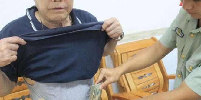 Lilitkan Uang Rp979 Juta, Kakek Tua Ini Ternyata...