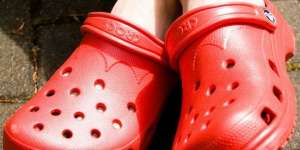 Terkuak! Bahaya Sandal Crocs untuk Kaki