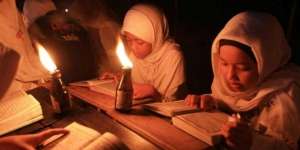 Wanita Haid Baca Alquran Lewat Aplikasi Ponsel, Bolehkah?