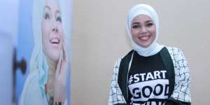 Lipstick Merah untuk Hijab Putih, Why Not?