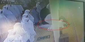 Detik-detik Jemaah Sholat Tarawih Jatuh Pingsan Terekam CCTV