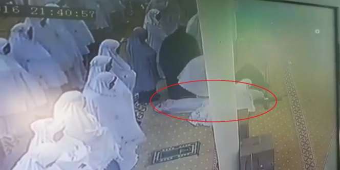 Detik-detik Jemaah Sholat Tarawih Jatuh Pingsan Terekam CCTV