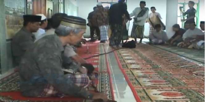Tasbih Raksasa 38 Meter Berusia 300 Tahun Jadi 'Obat' Warga