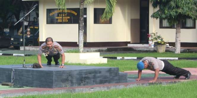 Kapolres Dihukum Push Up di Depan Ratusan Anak Buah