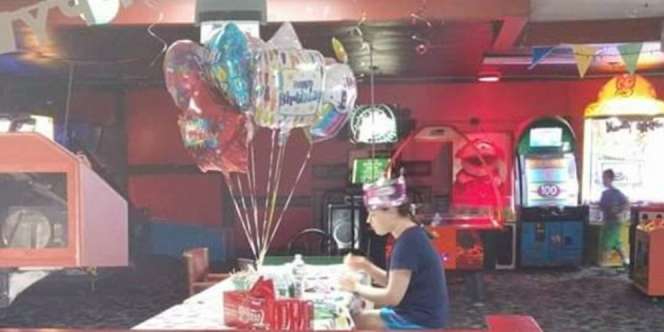 Foto Pilu Gadis Pesta Ultah Tanpa Tamu yang Datang