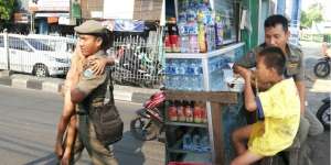 Kebaikan Satpol PP Bantu Anak Terlantar Sentuh Hati Netizen