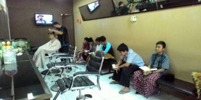 Gratis Potong Rambut dengan Mengaji Alquran