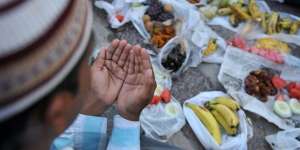 Kisah Imam Malik Menangis Saat Berbuka Puasa