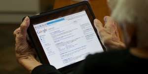 Buka Laptop Nenek, Cucu Ngakak Lihat Kata Pencarian Google