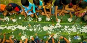 Kebersamaan Dalam Megibungan Ala Muslim Bali