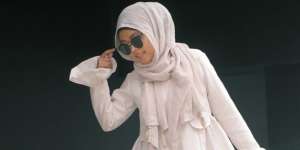 Shea Rasol: Tips Terlihat Feminin dengan Celana Denim