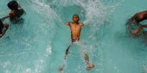 Pemuda 14 tahun ke Sekolah Tiap Hari dengan Berenang