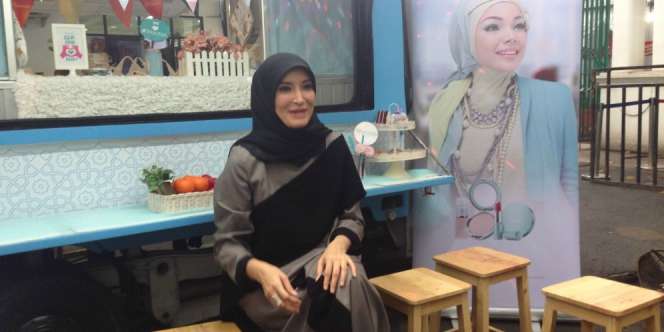 Inneke Koesherawati Berbagi Takjil dengan Anak Yatim