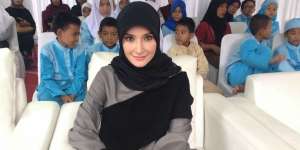 Inneke Koesherawati Tebus Rasa Bersalah dengan Tarawih