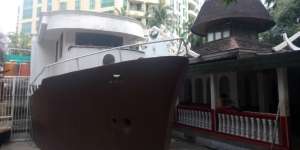 Masjid Perahu Kasablanka, Keunikan Di Sela Pencakar Langit