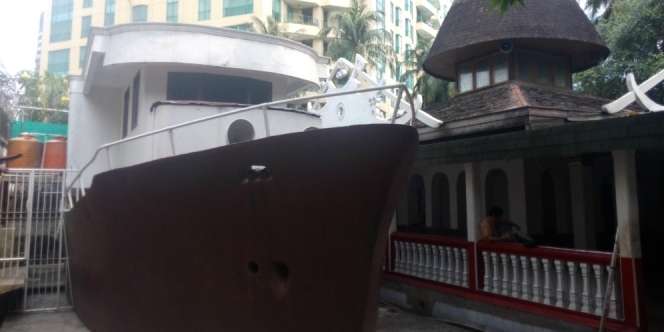 Masjid Perahu Kasablanka, Keunikan Di Sela Pencakar Langit