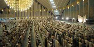 Sholat Tarawih Berjamaah Tapi Witir Sendiri, Ini Pesan Rasul