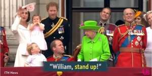 Pangeran William Ditegur Ratu Inggris di Depan Umum