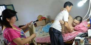 Mengharukan, Wanita Ini Rawat Mantan Suami Bersama Suami Baru
