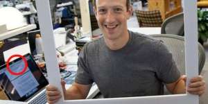 Hindari Hacker, Pemilik Facebook Ternyata Cuma Pakai Selotip