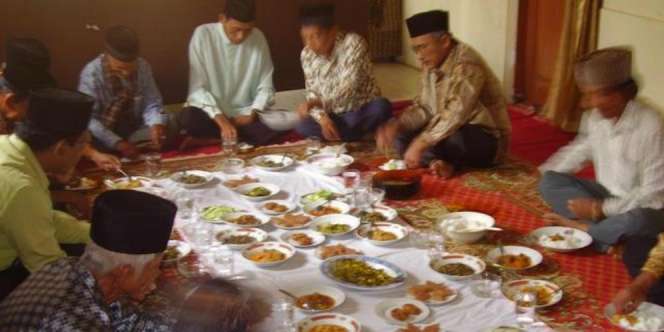 Hukum Membatalkan Puasa karena Undangan Makan