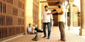 Bahaya Berjalan di Depan Orang Sholat