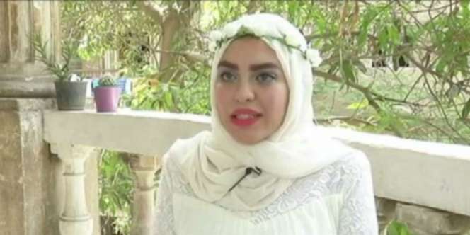 Masya Allah, Hijaber Cantik Jadi Model Walau di Kursi Roda