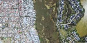 Foto Menyentuh! Kawasan Pemisah Si Kaya dan Miskin