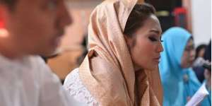 Lewat Lagu, Ayu Dewi Ajarkan Buah Hati Berpuasa