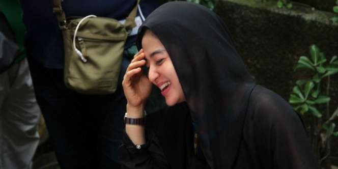 Unggah Foto Bercadar, Dewi Perssik Banjir Doa Netizen