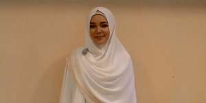 Penampilan Syar'i Dewi Sandra Bikin Netizen...