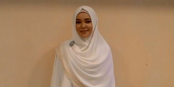 Penampilan Syar'i Dewi Sandra Bikin Netizen...