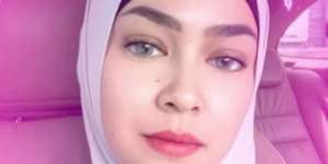 Berhijab, Pesinetron Aryani Bikin Teduh Netizen