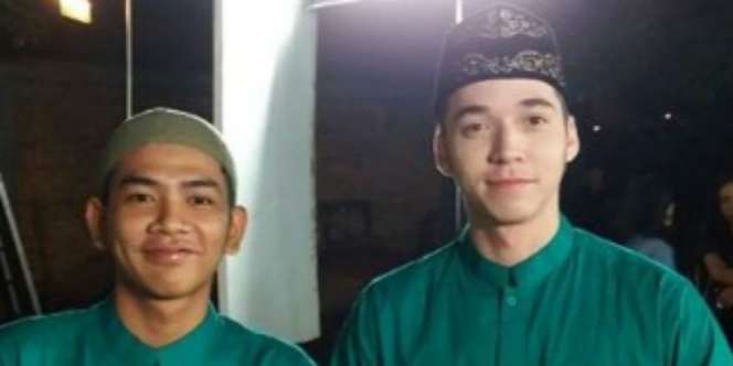 Stefan William Pakai Koko dan Peci Banjir Doa Netizen