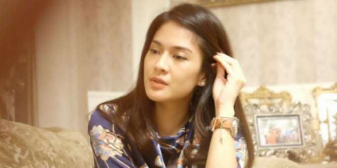 Kaftan dan Gamis Lebaran Dian Sastro Tuai Pujian 
