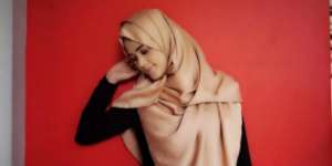 Cut Meyriska Tampil Berhijab, Netizen: Beda Banget, Cantik!