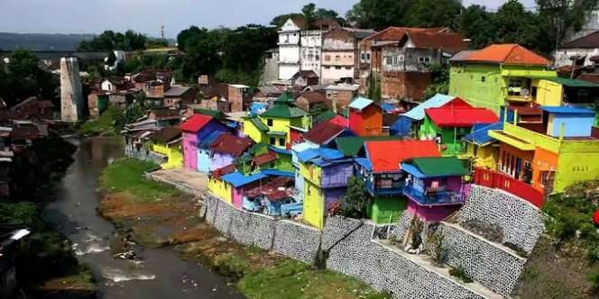 Indahnya Desa Warna-warni di Bantaran Kali Brantas Malang