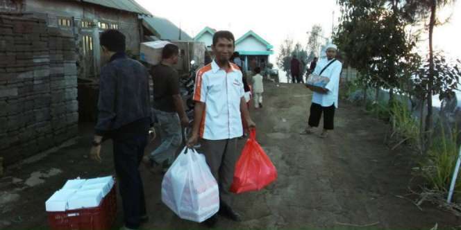 Takjil Keberkahan untuk Mualaf Tengger