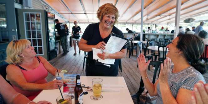 Cari Uang Tambahan, Istri Gubernur Jadi Pelayan Restoran