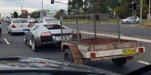 Lamborghini Rp 6,5 Miliar Tarik Gerobak Sampah, Punya Siapa?