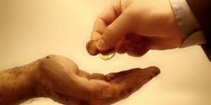Hukum Membayarkan Zakat kepada Saudara Kandung