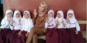 Guru SD Cantik Idola Warga Serang