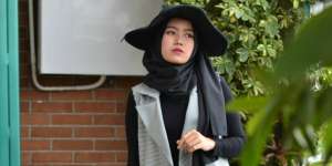 #HOTD: Gaya Monokromatik ke Kantor Nika Melina