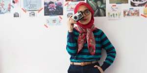 Nazura Gulfira: Berani Tabrak Motif dan Warna dalam Berbusana