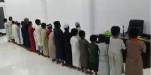 Bocah 10 Tahun Jadi Imam Tarawih, Masya Allah... 