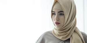 Ide Hijab Outfit Bikin Gaya Lipstik Merah Makin Memikat